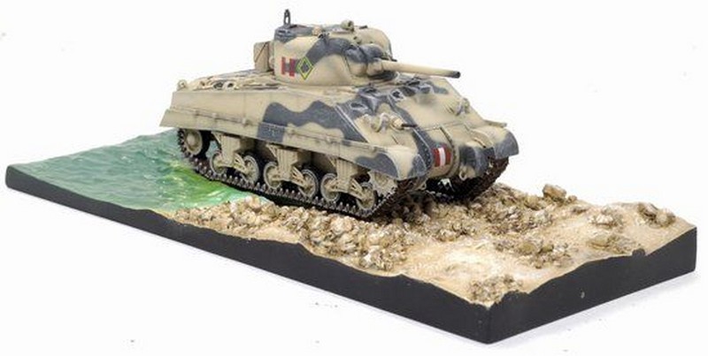 Сборная модель Dragon 60375 Танк Sherman Mk.III 4-ой Бронетанковой бригады (Сицилия 1943 +Диорама), 1/72